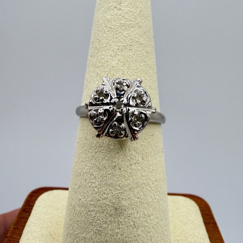 Vintage, stamped 10k White Gold "flower" solitaire diamond ring!